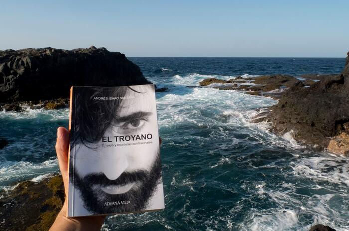 Andrés Isaac Santana launches El troyano/The Trojan, an intimate reflection on the role of the art critic