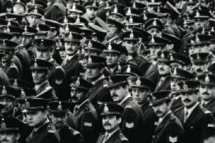 Eduardo Longoni. Argentine military during the military dictatorship, 1981.Live shot, 13.3.x 19,6 in. Militares argentinos durante la dictadura militar, 1981. Toma directa. 33,9 x 50 cm.