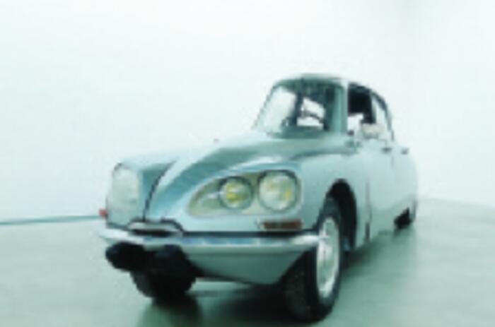 La DS, 1993. Modified Citroën DS, 55 x 190 x 45,3 in. Citroën DS modificado, 140,1 x 482,5 x 115,1 cm. © Centre national des arts plastiques-ministère de la Culture et de la communication, Paris. Courtesy/Cortesía galerie Chantal Crousel, Paris.