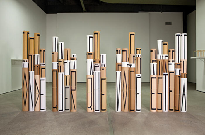 Wherever you may be, 2011. Ballpoint pen on paper tubes, 126 x 61.4 in. Courtesy of Luisa Strina- Galery. © Everton Ballardin. Dondequiera que estés, 2010. Bolígrafo sobre tubos de papel, 320 x 156 cm. Cortesía Galería Luisa Strina. © Everton Ballardin